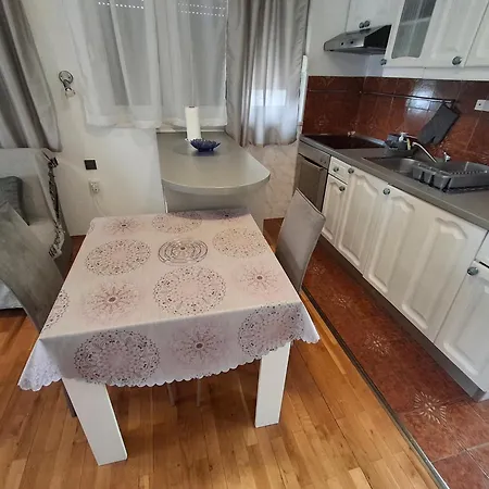 Opremljen Apartman Sa Balkonom I Netflixom Apartment