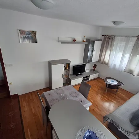 アパート Opremljen Apartman Sa Balkonom I Netflixom スプリト